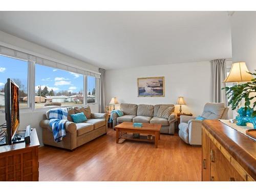 5892 West Park Crescent, Red Deer, AB - Indoor Photo Showing Living Room