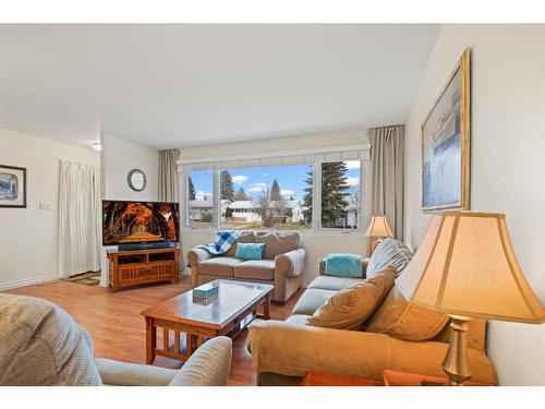 5892 West Park Crescent, Red Deer, AB - Indoor Photo Showing Living Room