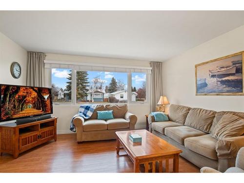 5892 West Park Crescent, Red Deer, AB - Indoor Photo Showing Living Room