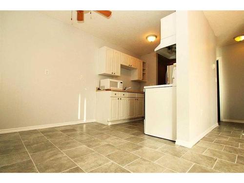 303-4904 54 Street, Red Deer, AB - Indoor Photo Showing Kitchen