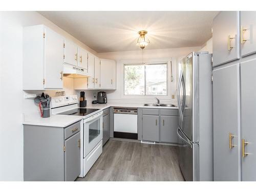 5741 44 Avenue, Lacombe, AB - Indoor Photo Showing Kitchen With Double Sink