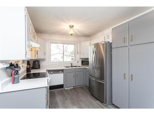 5741 44 Avenue, Lacombe, AB - Indoor Photo Showing Kitchen With Double Sink