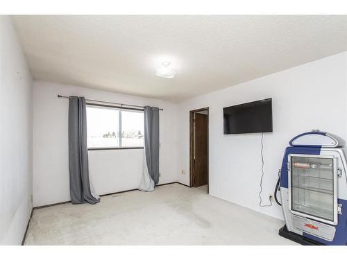 5741 44 Avenue, Lacombe, AB - Indoor Photo Showing Other Room