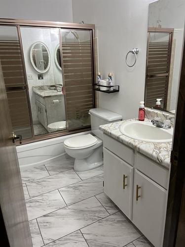 5741 44 Avenue, Lacombe, AB - Indoor Photo Showing Bathroom