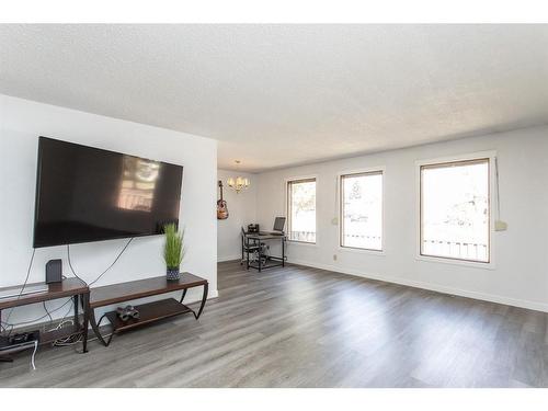 5741 44 Avenue, Lacombe, AB - Indoor Photo Showing Living Room