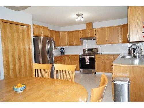 5503 63A Street Close, Ponoka, AB - Indoor Photo Showing Kitchen