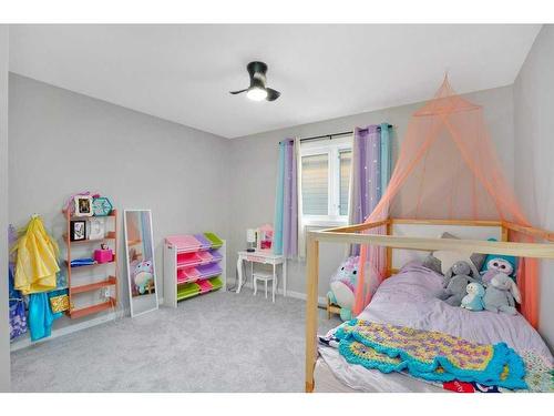 89 Memorial Parkway, Rural Red Deer County, AB - Indoor Photo Showing Bedroom