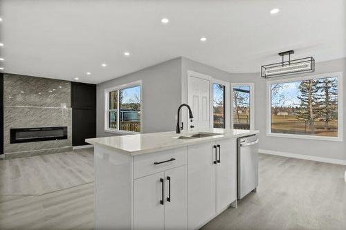 64 Sandringham Close Nw, Calgary, AB - Indoor Photo Showing Kitchen