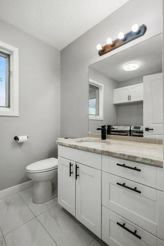 64 Sandringham Close Nw, Calgary, AB - Indoor Photo Showing Bathroom