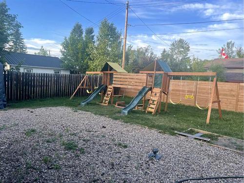 4321 54 Street, Stettler, AB - Outdoor