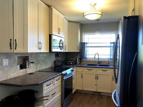 4321 54 Street, Stettler, AB - Indoor Photo Showing Kitchen With Double Sink