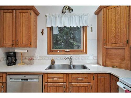 86-28319 Township Road 384, Rural Red Deer County, AB - Indoor Photo Showing Kitchen With Double Sink