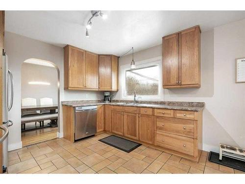 4024 39 Street, Red Deer, AB - Indoor Photo Showing Kitchen