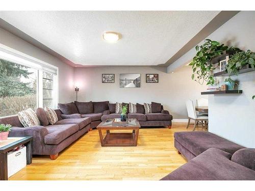 4024 39 Street, Red Deer, AB - Indoor Photo Showing Living Room