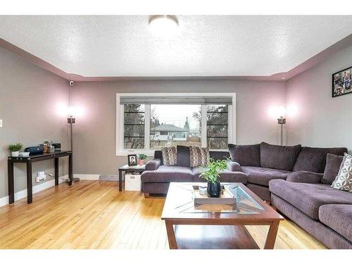 4024 39 Street, Red Deer, AB - Indoor Photo Showing Living Room