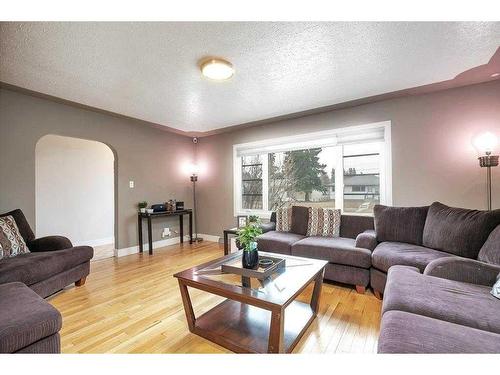 4024 39 Street, Red Deer, AB - Indoor Photo Showing Living Room