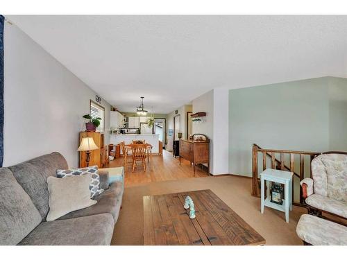 101 Kentwood Drive, Red Deer, AB - Indoor Photo Showing Living Room