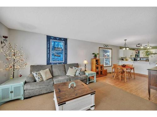 101 Kentwood Drive, Red Deer, AB - Indoor Photo Showing Living Room