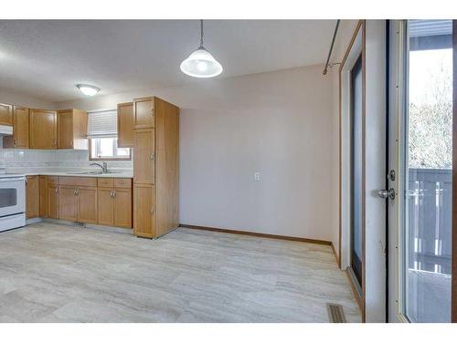 109 Eastman Crescent, Red Deer, AB - Indoor Photo Showing Kitchen