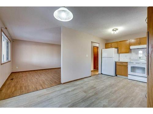 109 Eastman Crescent, Red Deer, AB - Indoor Photo Showing Kitchen