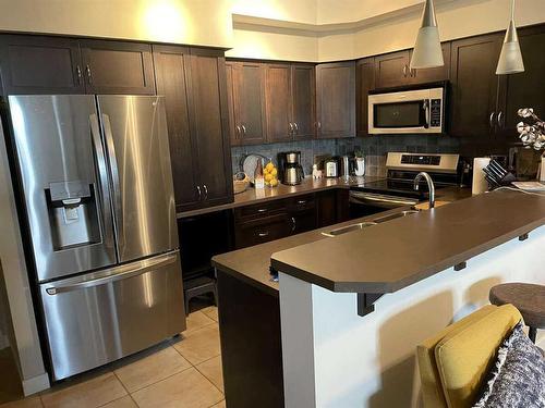 221-100 Lakeway Boulevard, Sylvan Lake, AB - Indoor Photo Showing Kitchen