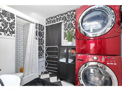 5037 48 Street, Sylvan Lake, AB - Indoor Photo Showing Laundry Room