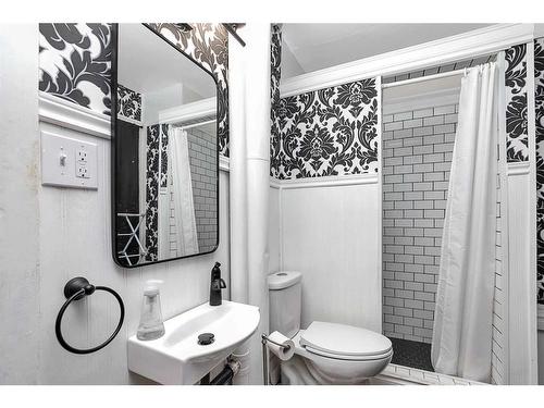 5037 48 Street, Sylvan Lake, AB - Indoor Photo Showing Bathroom