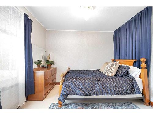 5037 48 Street, Sylvan Lake, AB - Indoor Photo Showing Bedroom