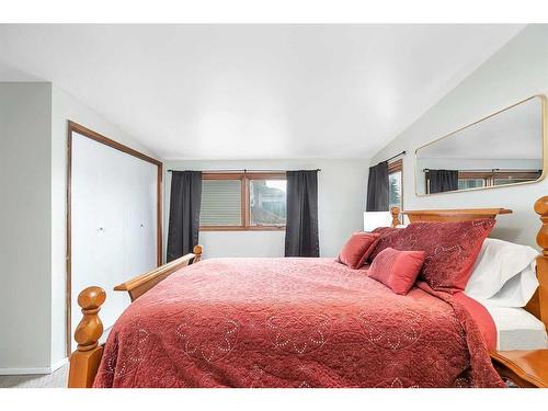 5037 48 Street, Sylvan Lake, AB - Indoor Photo Showing Bedroom