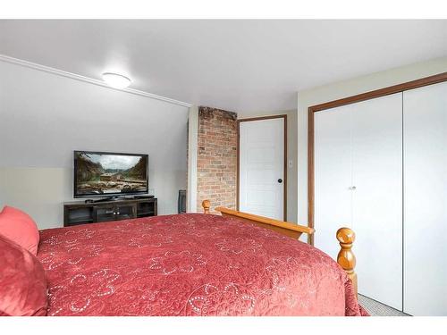 5037 48 Street, Sylvan Lake, AB - Indoor Photo Showing Bedroom