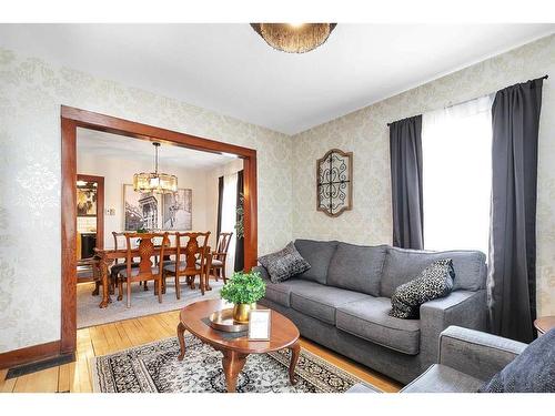 5037 48 Street, Sylvan Lake, AB - Indoor Photo Showing Living Room