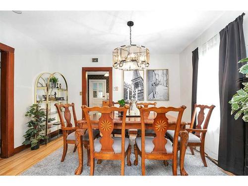 5037 48 Street, Sylvan Lake, AB - Indoor Photo Showing Dining Room