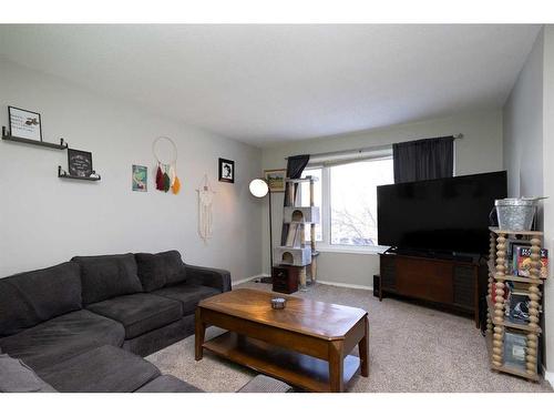 12 Richards Close, Red Deer, AB - Indoor Photo Showing Living Room