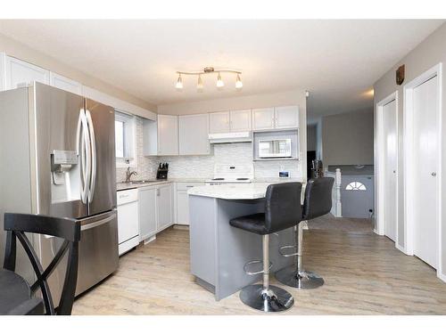 12 Richards Close, Red Deer, AB - Indoor Photo Showing Kitchen