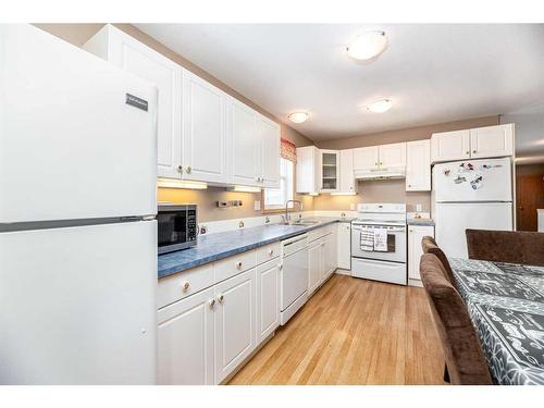 625 Lancaster Drive, Red Deer, AB - Indoor Photo Showing Kitchen