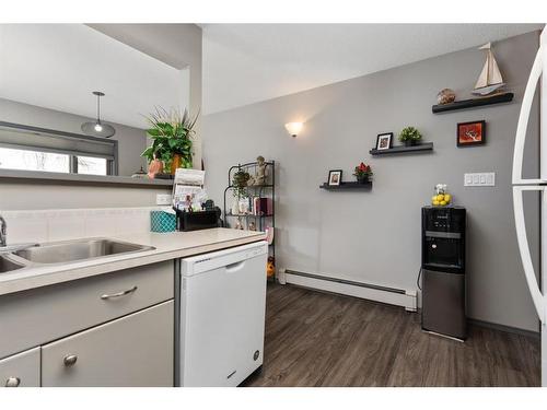 B-4821 54 Street, Camrose, AB - Indoor Photo Showing Kitchen