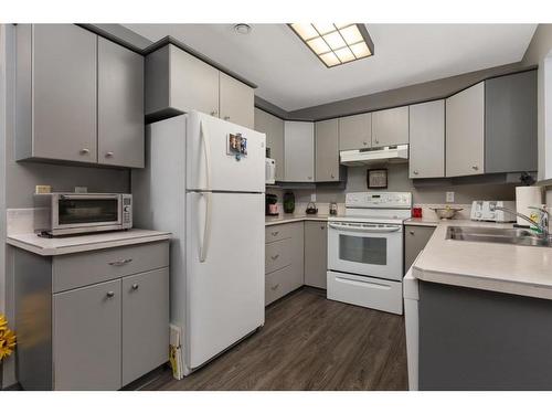 B-4821 54 Street, Camrose, AB - Indoor Photo Showing Kitchen With Double Sink