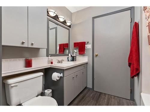 B-4821 54 Street, Camrose, AB - Indoor Photo Showing Bathroom