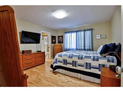 133 Rivermont Crescent West, Lethbridge, AB - Indoor Photo Showing Bedroom