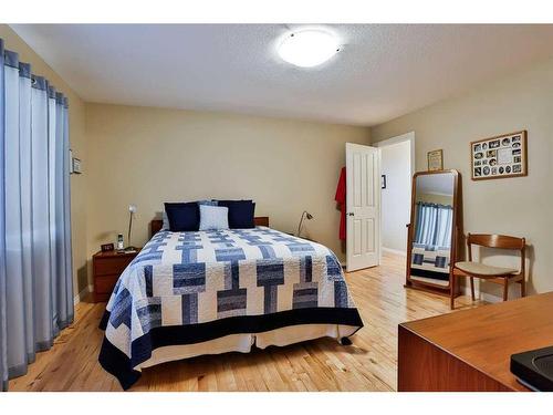 133 Rivermont Crescent West, Lethbridge, AB - Indoor Photo Showing Bedroom