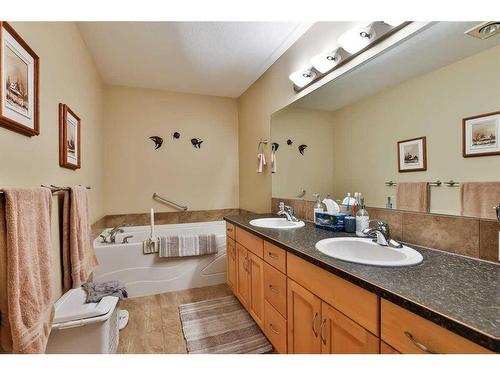 133 Rivermont Crescent West, Lethbridge, AB - Indoor Photo Showing Bathroom