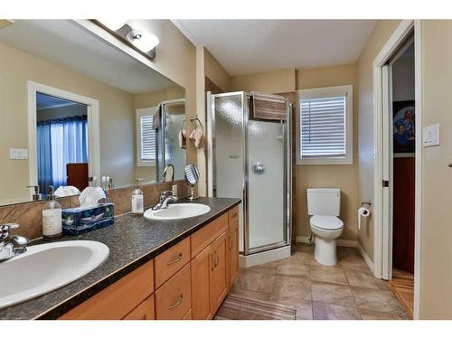 133 Rivermont Crescent West, Lethbridge, AB - Indoor Photo Showing Bathroom