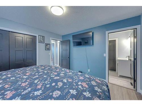 4702 52 Avenue, Clive, AB - Indoor Photo Showing Bedroom