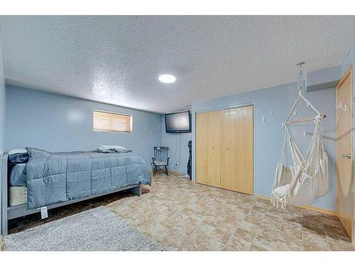 4702 52 Avenue, Clive, AB - Indoor Photo Showing Bedroom