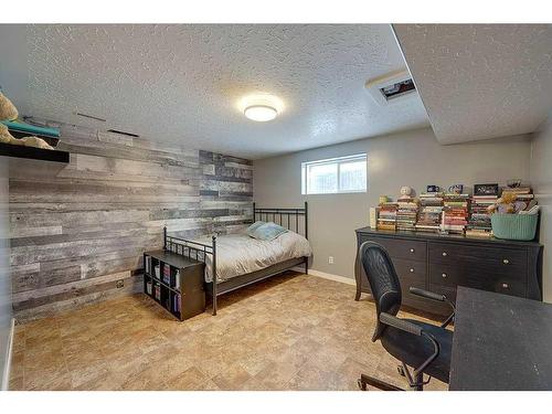 4702 52 Avenue, Clive, AB - Indoor Photo Showing Bedroom