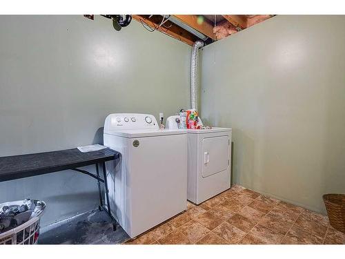 4702 52 Avenue, Clive, AB - Indoor Photo Showing Laundry Room