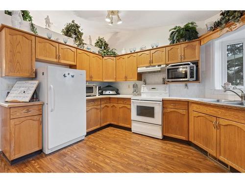 106 Abbey Street, Bittern Lake, AB - Indoor Photo Showing Kitchen