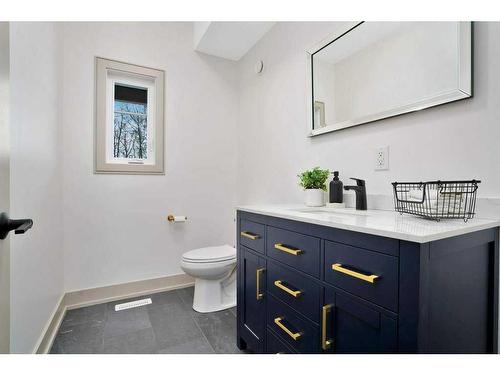 4-13033 424 Township, Rural Ponoka County, AB - Indoor Photo Showing Bathroom