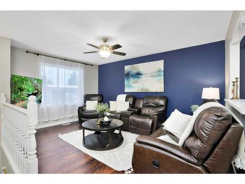 58 Lakeview Crescent, Sylvan Lake, AB - Indoor Photo Showing Living Room