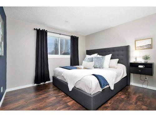 58 Lakeview Crescent, Sylvan Lake, AB - Indoor Photo Showing Bedroom